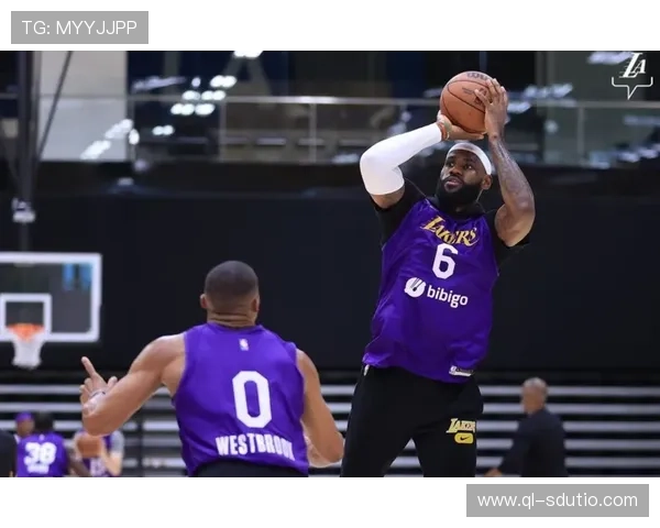 詹姆斯携新援闪耀湖人季前赛 曝内幕交易令湖人注重未来规划